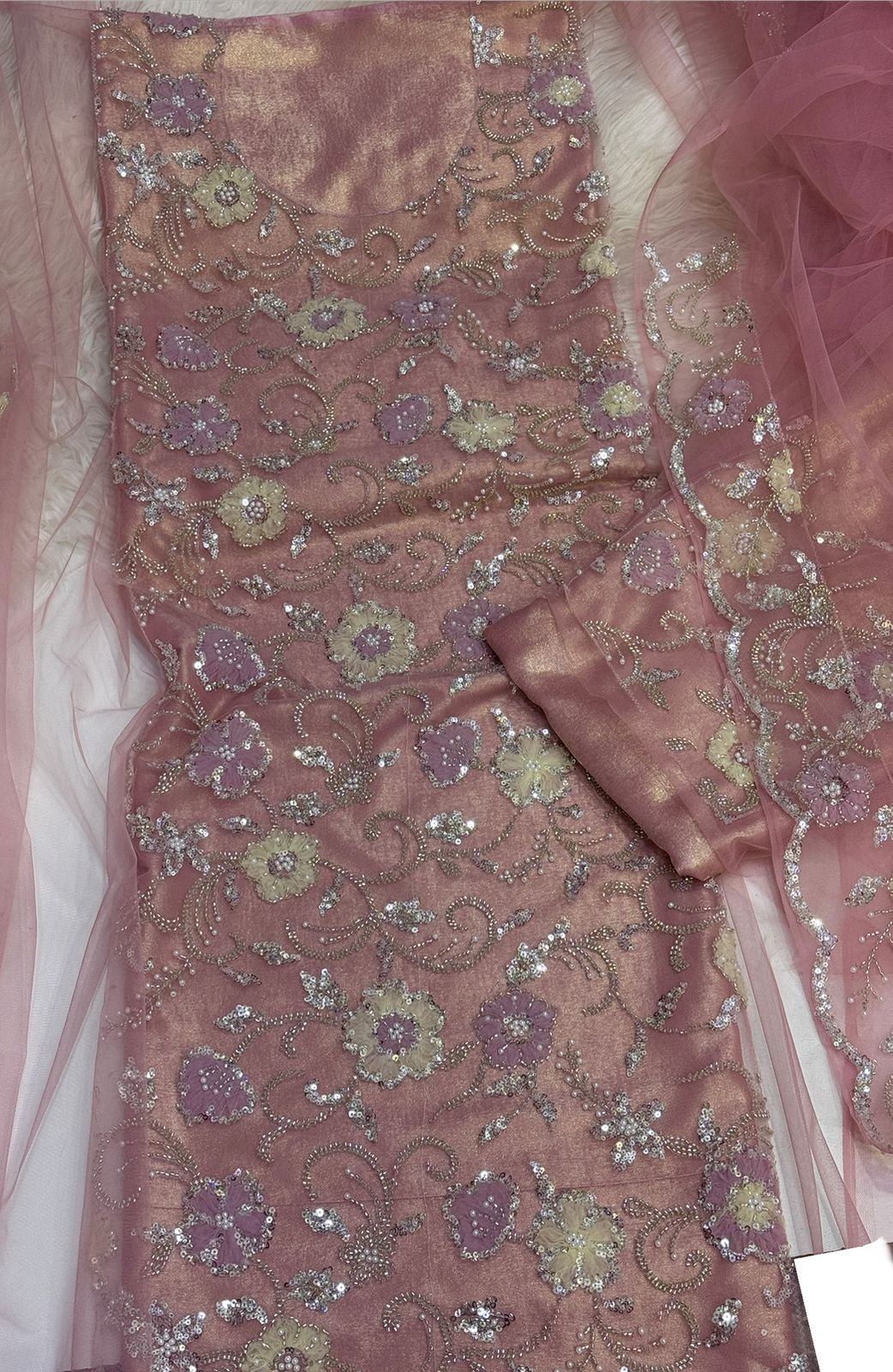 A traditional Gulf-style Khama Tur dress with a mazrai silk lining combines elegance and comfort. Suitable for formal and special occasions,