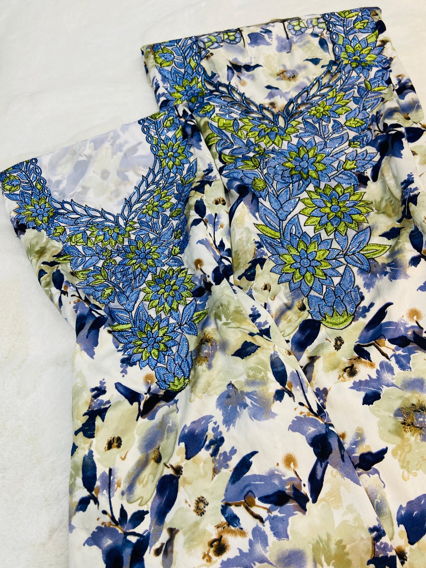 Shine with the new Umm Bint Indonesian silk set, an exclusive design that combines luxury and comfor