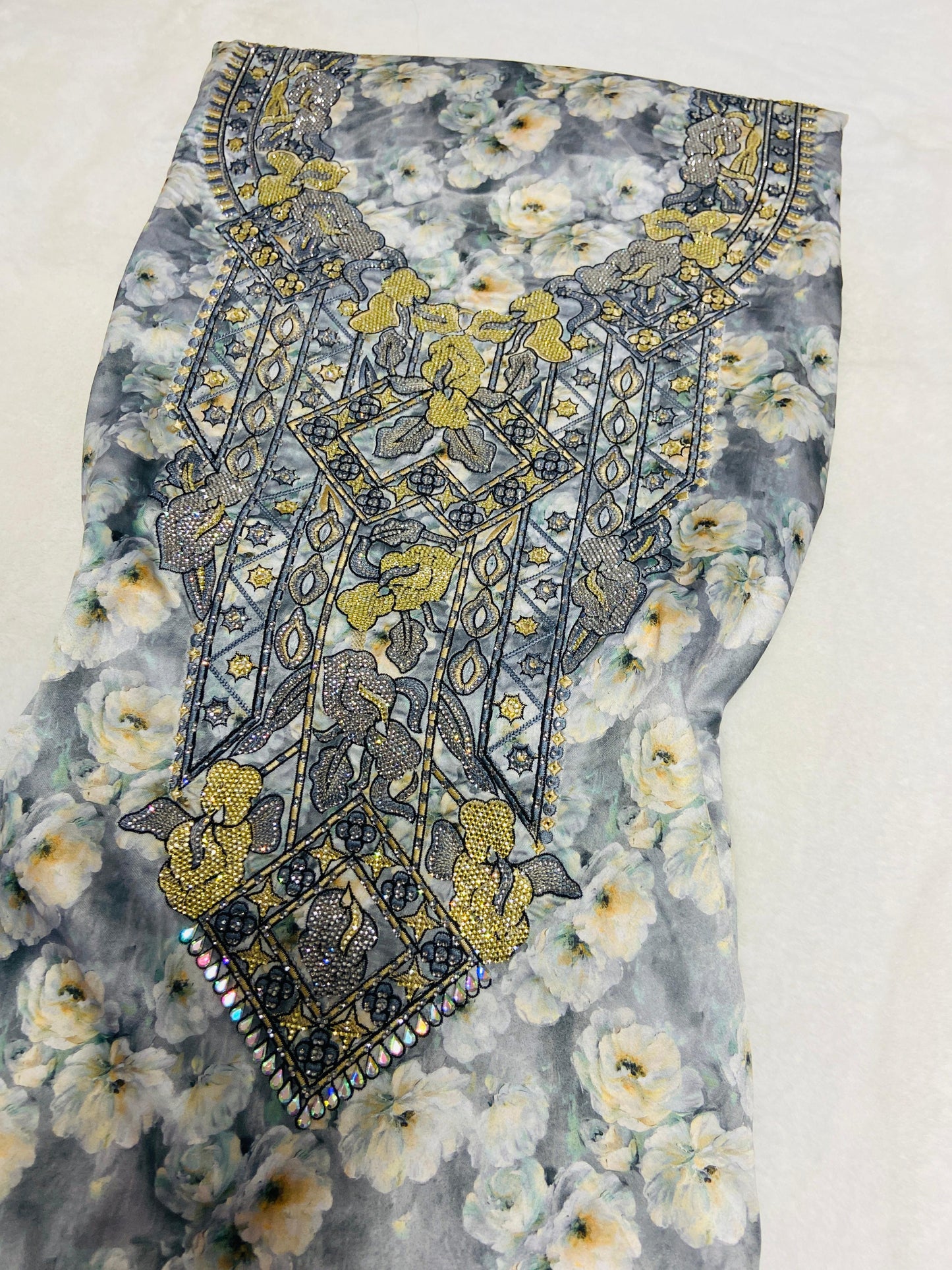 This new digital silk features an intricate design with six original scalloped bezels,
