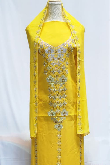 The new collection presents you with luxurious diamonds in a modern design, consisting of elegant pants and a shayla embellished with fine stones that reflect refined taste.