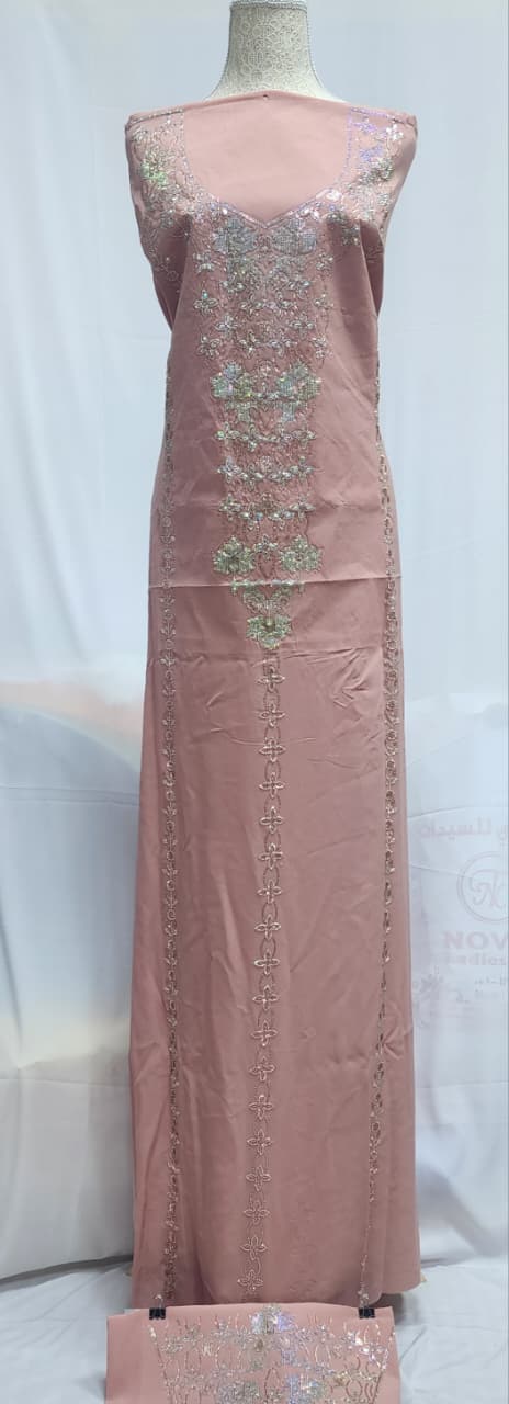 The new collection presents you with luxurious diamonds in a modern design, consisting of elegant pants and a shayla embellished with fine stones that reflect refined taste.
