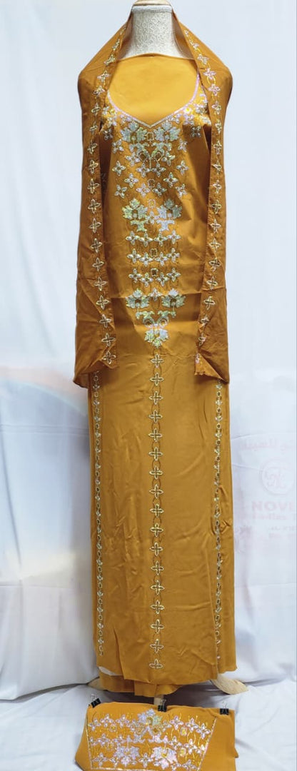 The new collection presents you with luxurious diamonds in a modern design, consisting of elegant pants and a shayla embellished with fine stones that reflect refined taste.
