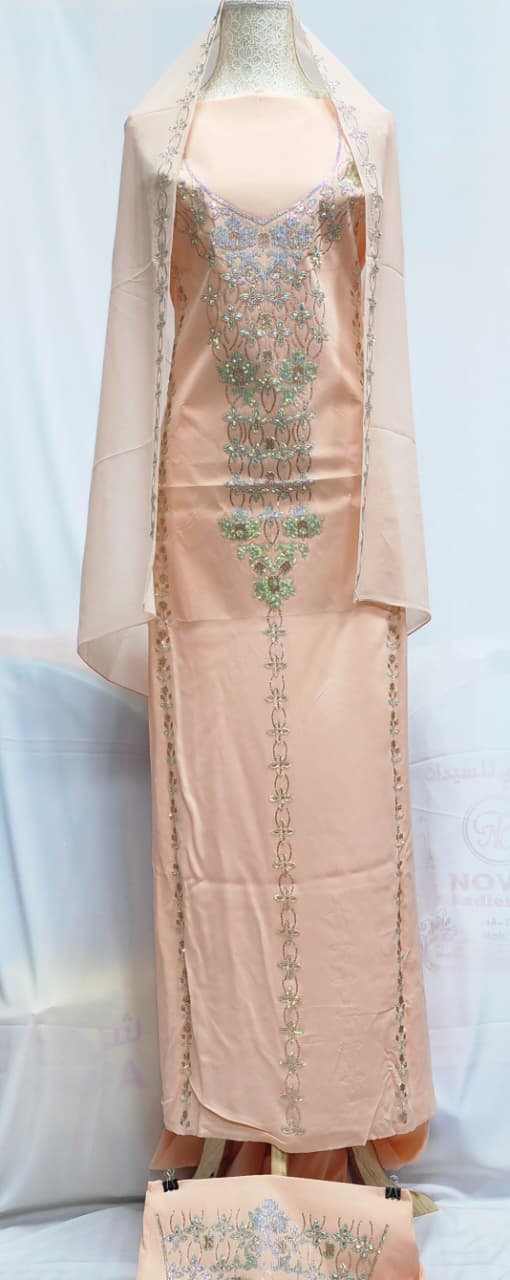 The new collection presents you with luxurious diamonds in a modern design, consisting of elegant pants and a shayla embellished with fine stones that reflect refined taste.