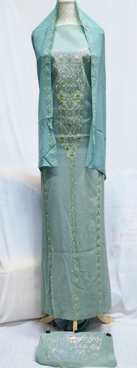The new collection presents you with luxurious diamonds in a modern design, consisting of elegant pants and a shayla embellished with fine stones that reflect refined taste.