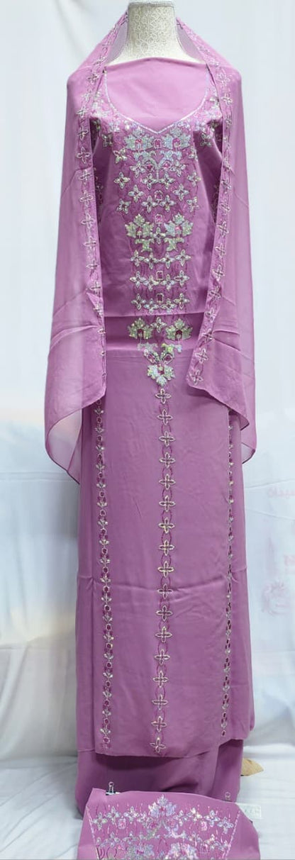The new collection presents you with luxurious diamonds in a modern design, consisting of elegant pants and a shayla embellished with fine stones that reflect refined taste.