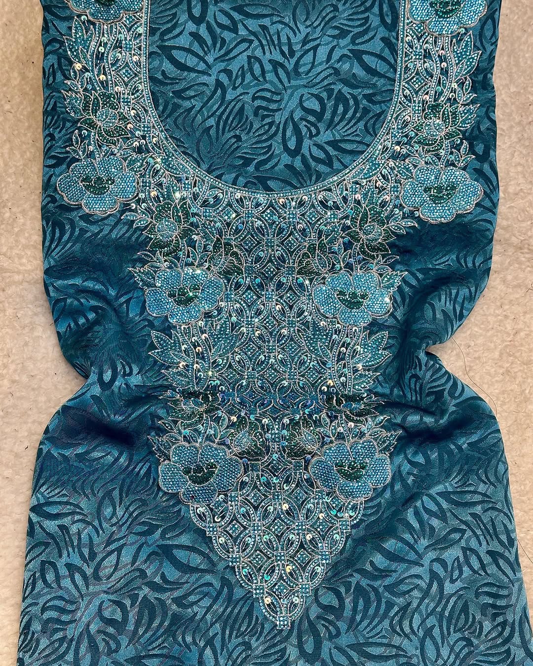 This new silk fabric features 3D jacquard embroidery, embroidered No. 6 stones, and new beads, adding a luxurious and unique touch.
