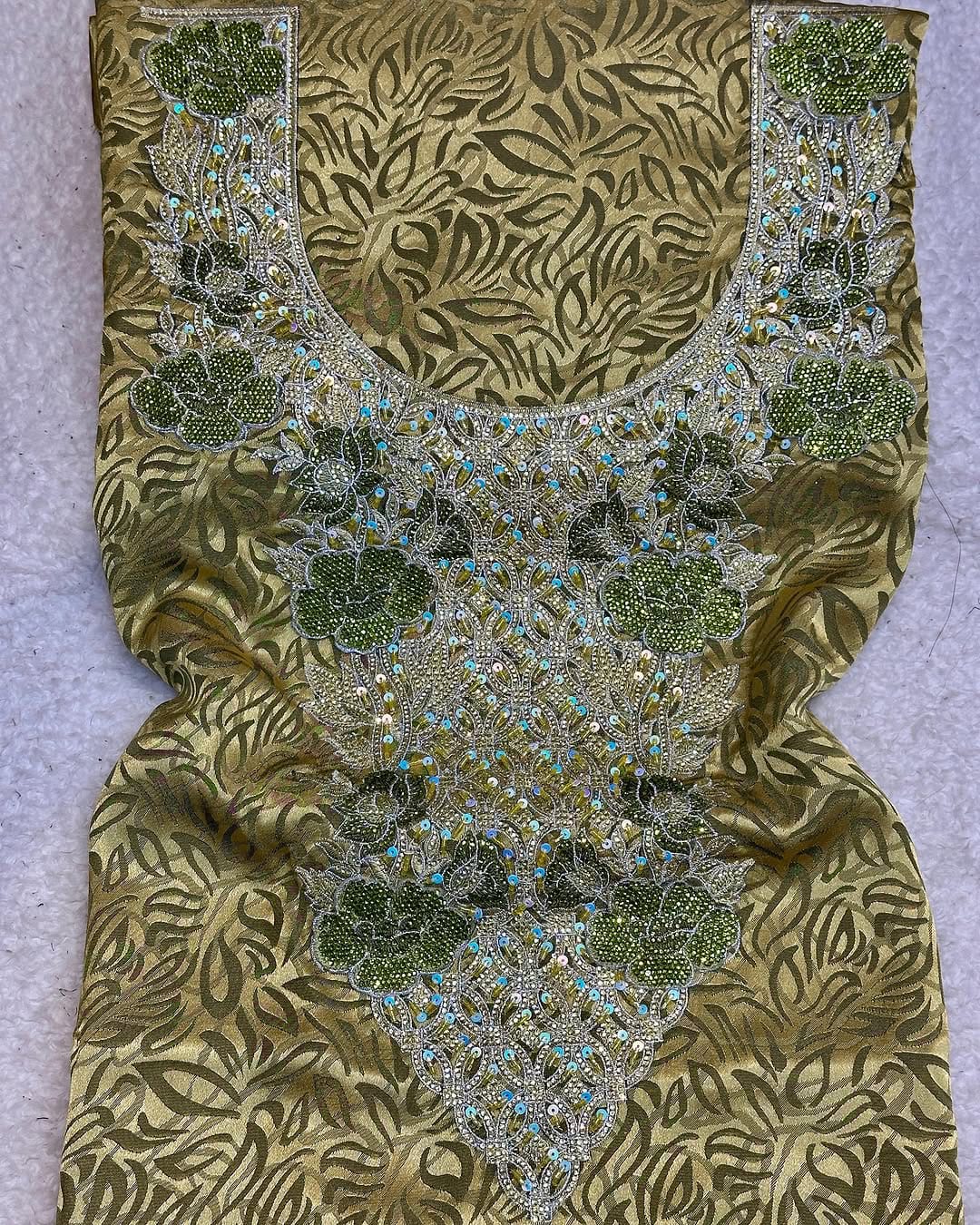 This new silk fabric features 3D jacquard embroidery, embroidered No. 6 stones, and new beads, adding a luxurious and unique touch.