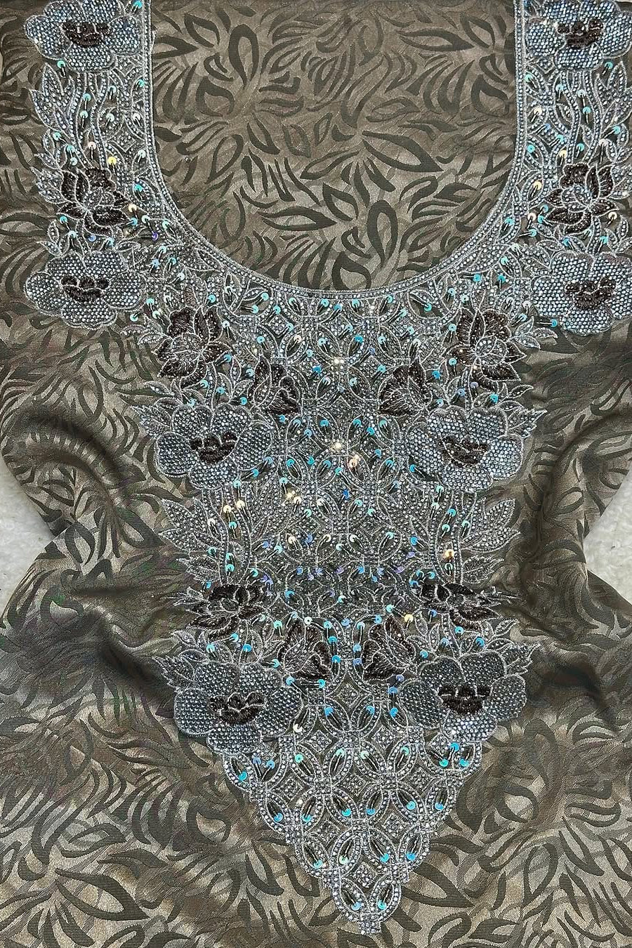 This new silk fabric features 3D jacquard embroidery, embroidered No. 6 stones, and new beads, adding a luxurious and unique touch.