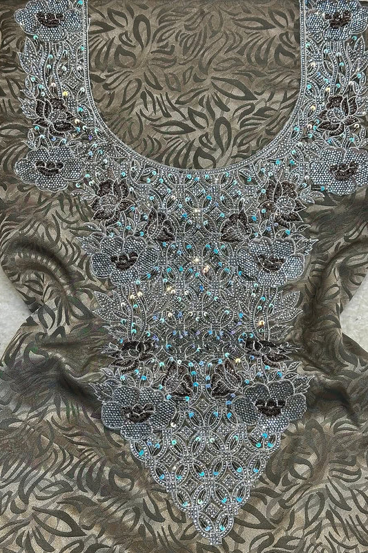 This new silk fabric features 3D jacquard embroidery, embroidered No. 6 stones, and new beads, adding a luxurious and unique touch.
