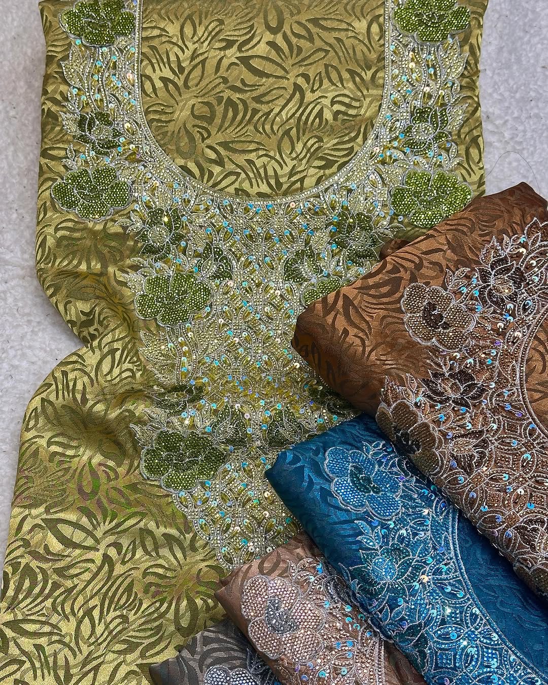 This new silk fabric features 3D jacquard embroidery, embroidered No. 6 stones, and new beads, adding a luxurious and unique touch.