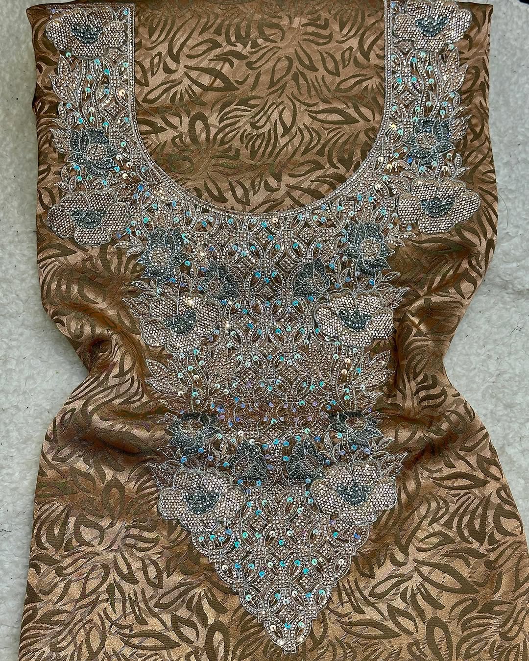 This new silk fabric features 3D jacquard embroidery, embroidered No. 6 stones, and new beads, adding a luxurious and unique touch.