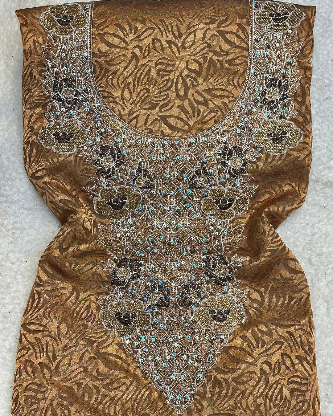 This new silk fabric features 3D jacquard embroidery, embroidered No. 6 stones, and new beads, adding a luxurious and unique touch.