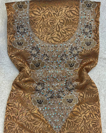 This new silk fabric features 3D jacquard embroidery, embroidered No. 6 stones, and new beads, adding a luxurious and unique touch.