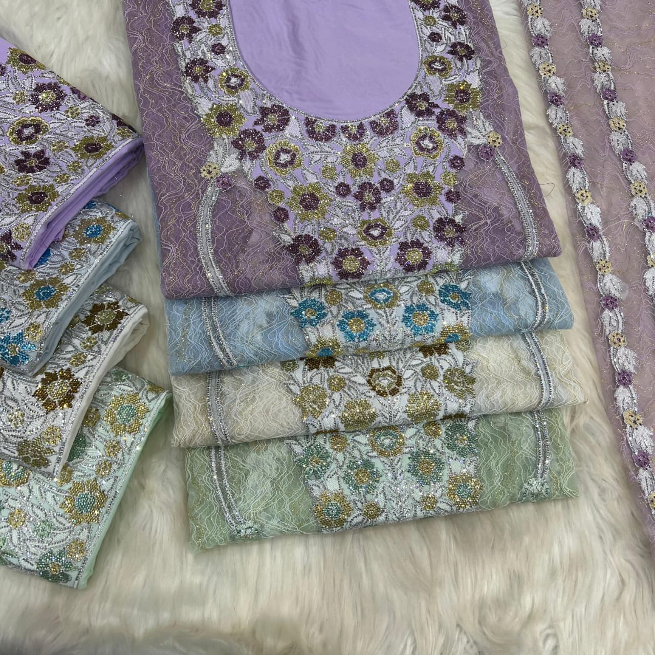 The Tor Shaghl kandora top with lining is meticulously crafted to provide a stylish look and optimal comfort. The fabric is light and soft