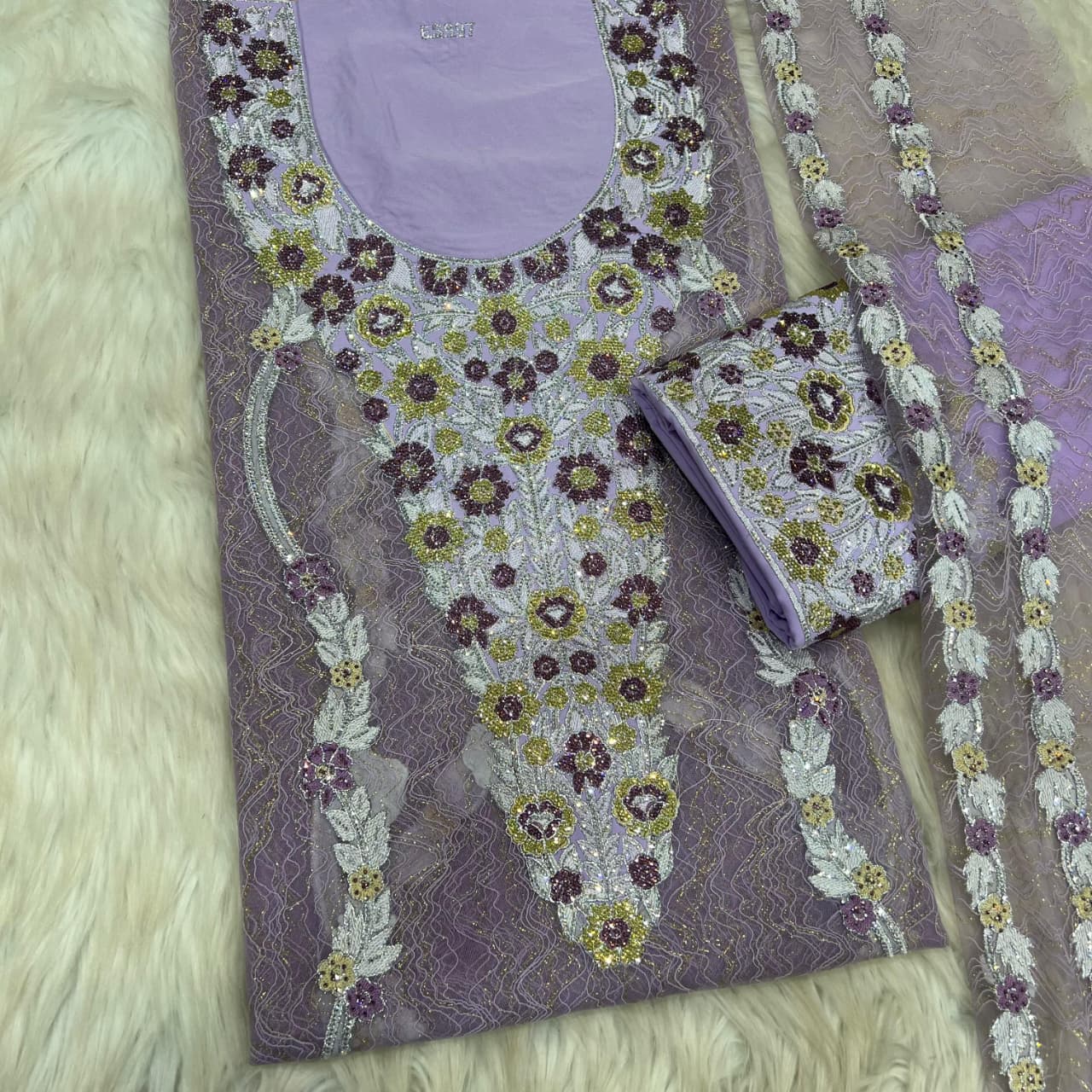 The Tor Shaghl kandora top with lining is meticulously crafted to provide a stylish look and optimal comfort. The fabric is light and soft
