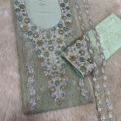 The Tor Shaghl kandora top with lining is meticulously crafted to provide a stylish look and optimal comfort. The fabric is light and soft