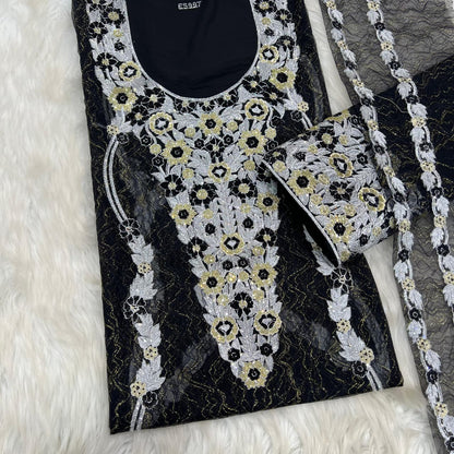 The Tor Shaghl kandora top with lining is meticulously crafted to provide a stylish look and optimal comfort. The fabric is light and soft