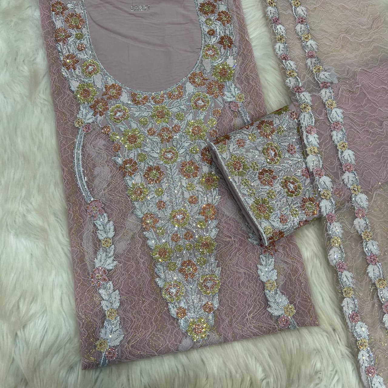 The Tor Shaghl kandora top with lining is meticulously crafted to provide a stylish look and optimal comfort. The fabric is light and soft