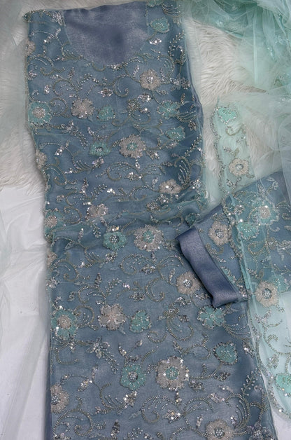 A traditional Gulf-style Khama Tur dress with a mazrai silk lining combines elegance and comfort. Suitable for formal and special occasions,