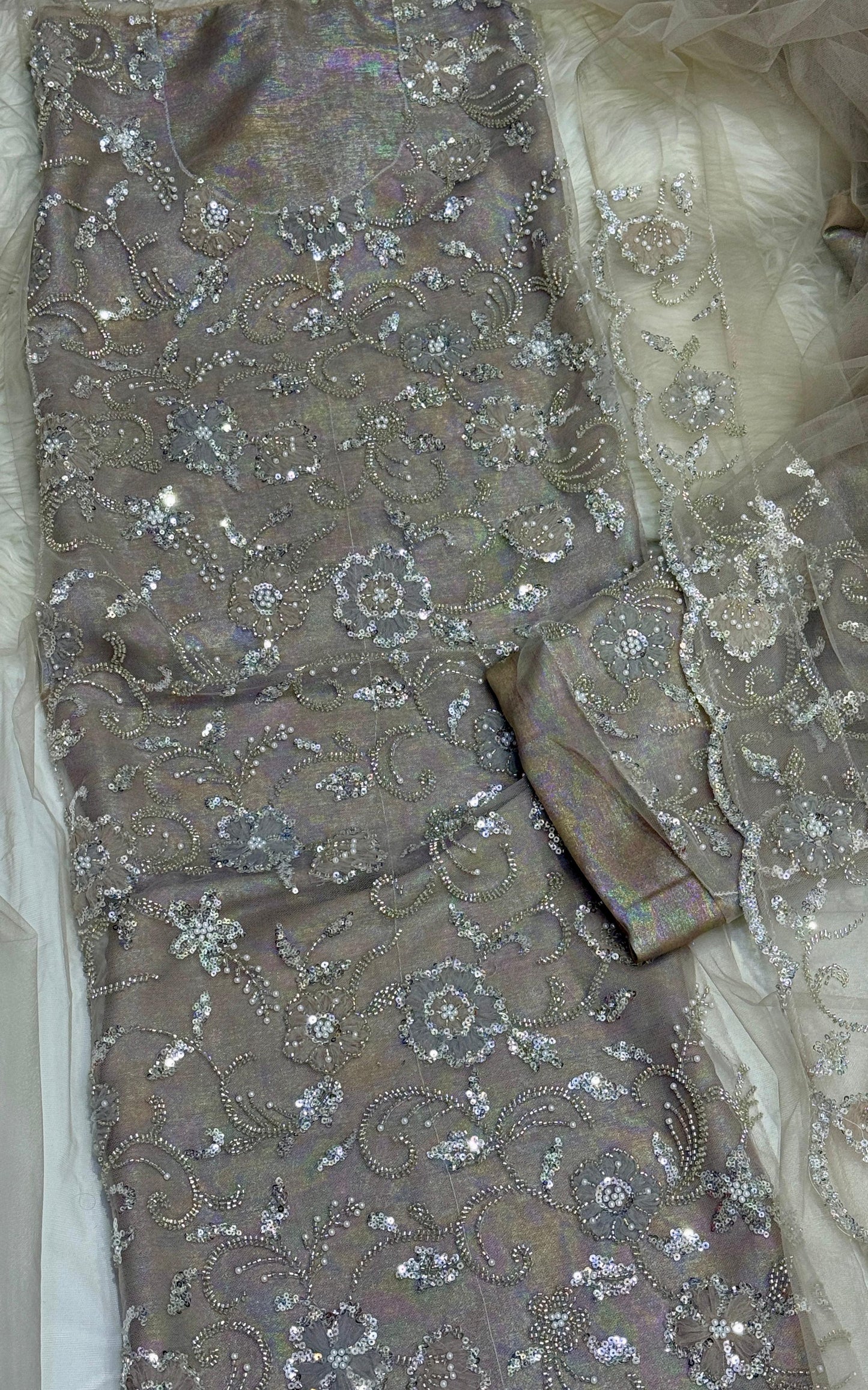 A traditional Gulf-style Khama Tur dress with a mazrai silk lining combines elegance and comfort. Suitable for formal and special occasions,