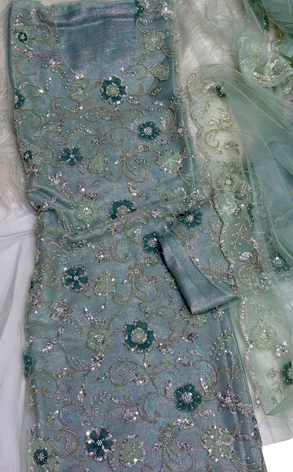 A traditional Gulf-style Khama Tur dress with a mazrai silk lining combines elegance and comfort. Suitable for formal and special occasions,