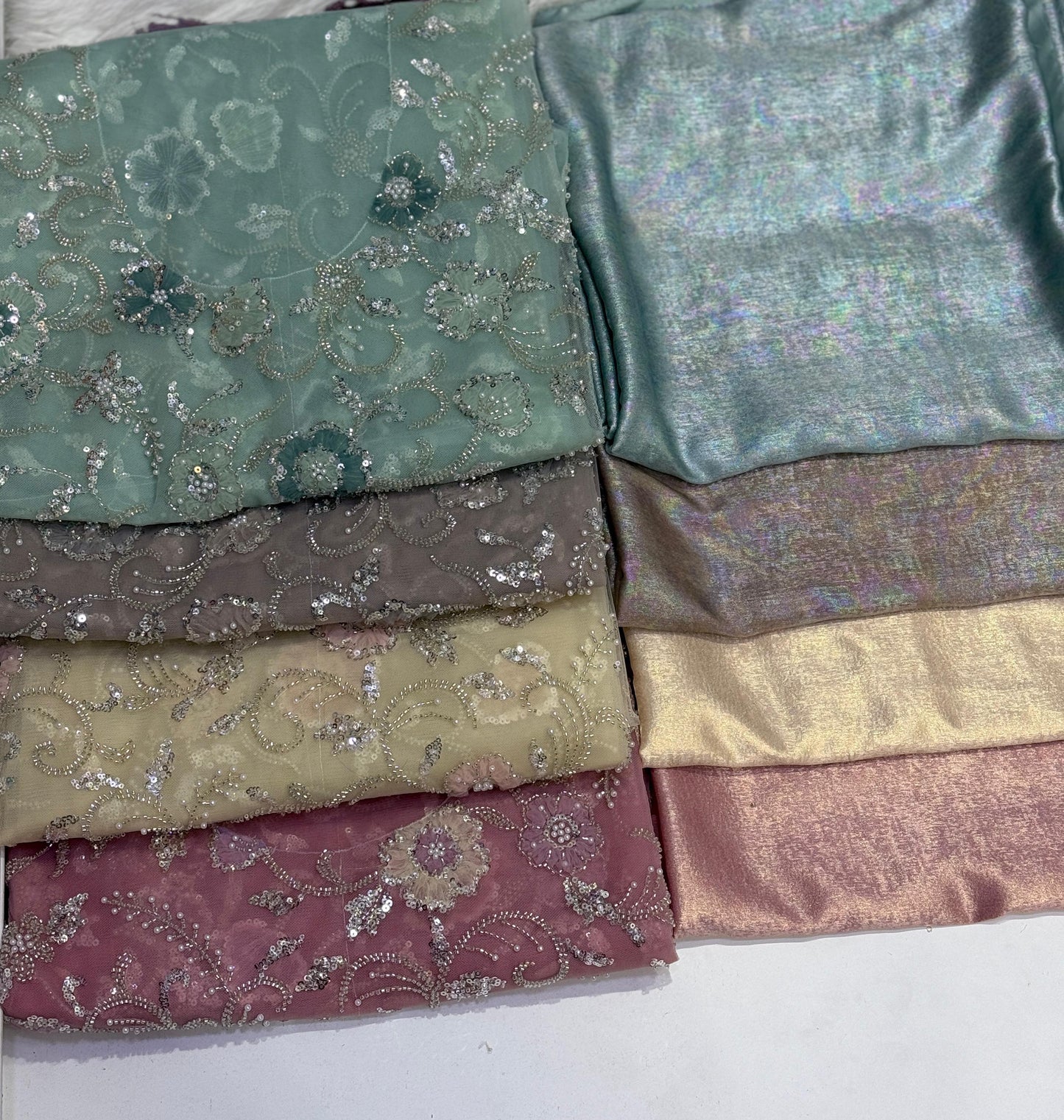 A traditional Gulf-style Khama Tur dress with a mazrai silk lining combines elegance and comfort. Suitable for formal and special occasions,