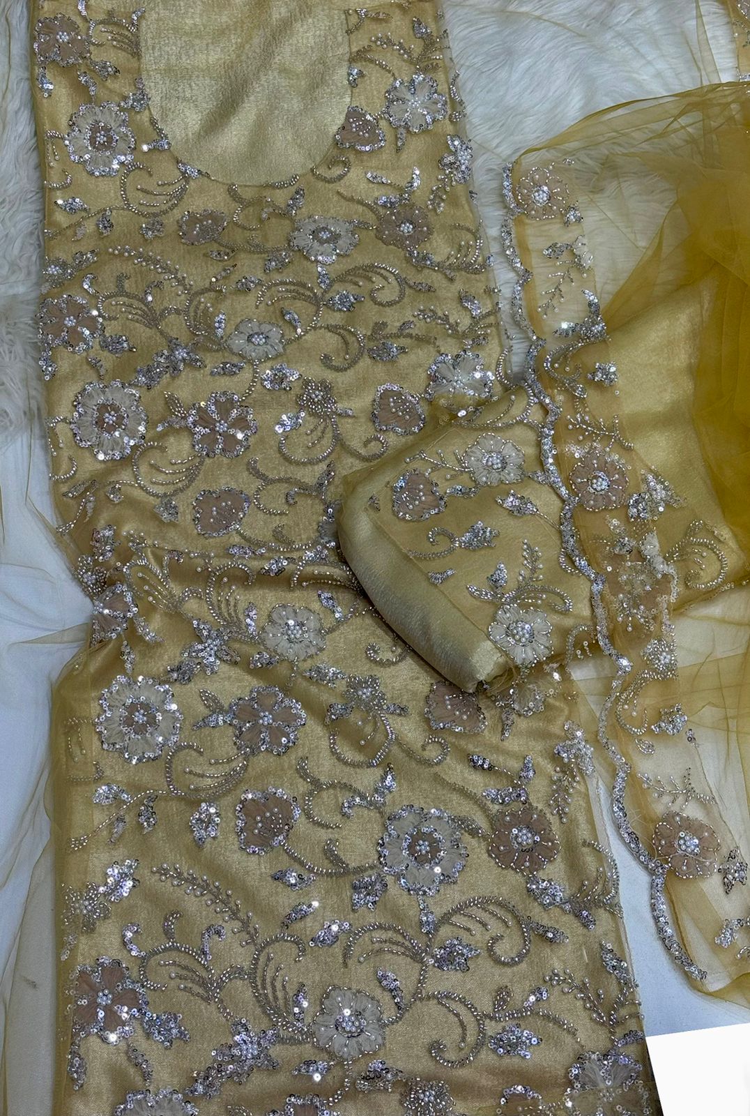 A traditional Gulf-style Khama Tur dress with a mazrai silk lining combines elegance and comfort. Suitable for formal and special occasions,