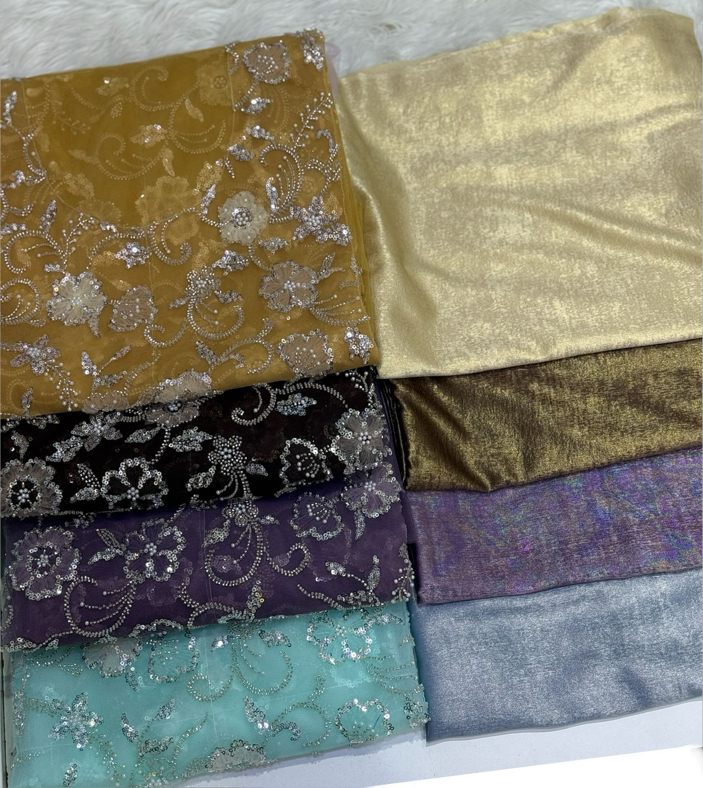 A traditional Gulf-style Khama Tur dress with a mazrai silk lining combines elegance and comfort. Suitable for formal and special occasions,