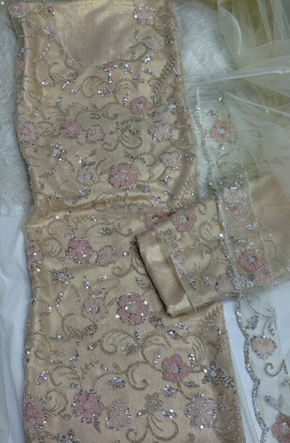 A traditional Gulf-style Khama Tur dress with a mazrai silk lining combines elegance and comfort. Suitable for formal and special occasions,