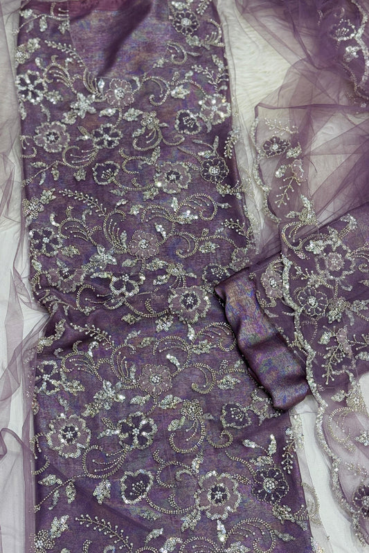 A traditional Gulf-style Khama Tur dress with a mazrai silk lining combines elegance and comfort. Suitable for formal and special occasions,