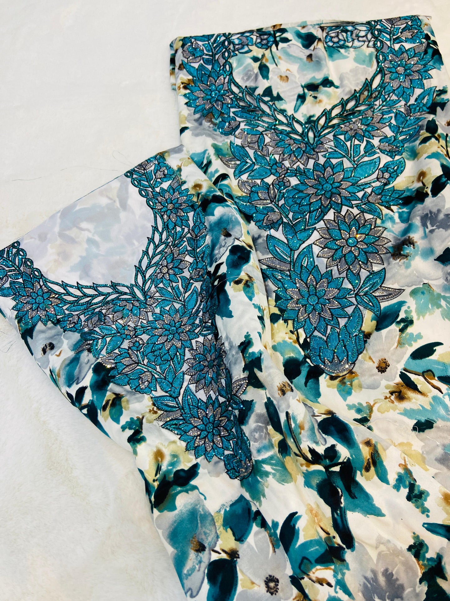 Shine with the new Umm Bint Indonesian silk set, an exclusive design that combines luxury and comfor