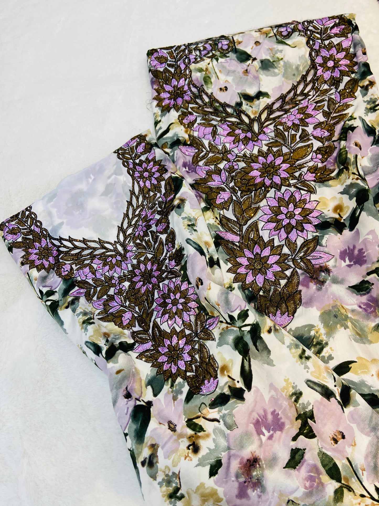 Shine with the new Umm Bint Indonesian silk set, an exclusive design that combines luxury and comfor