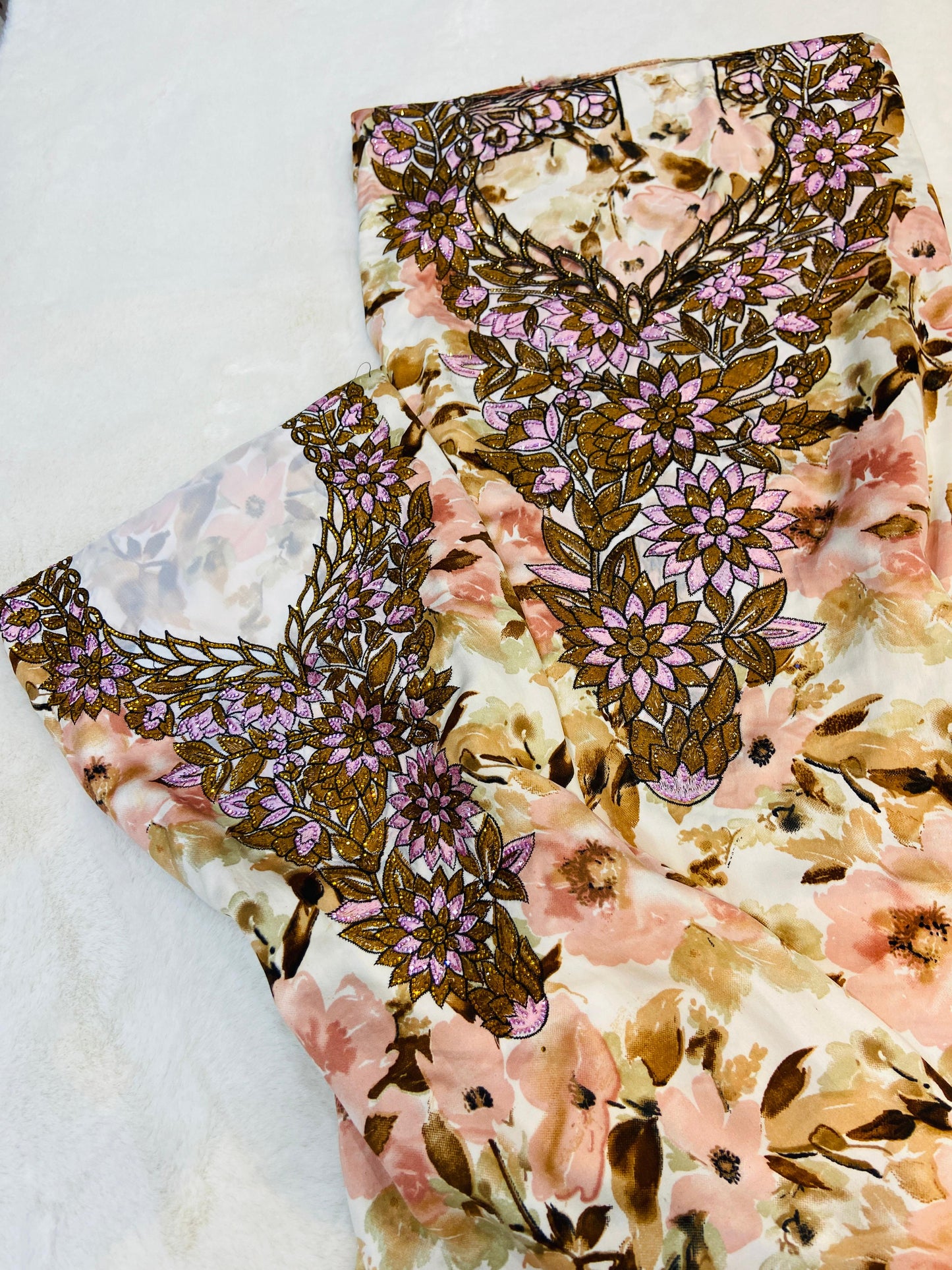 Shine with the new Umm Bint Indonesian silk set, an exclusive design that combines luxury and comfor