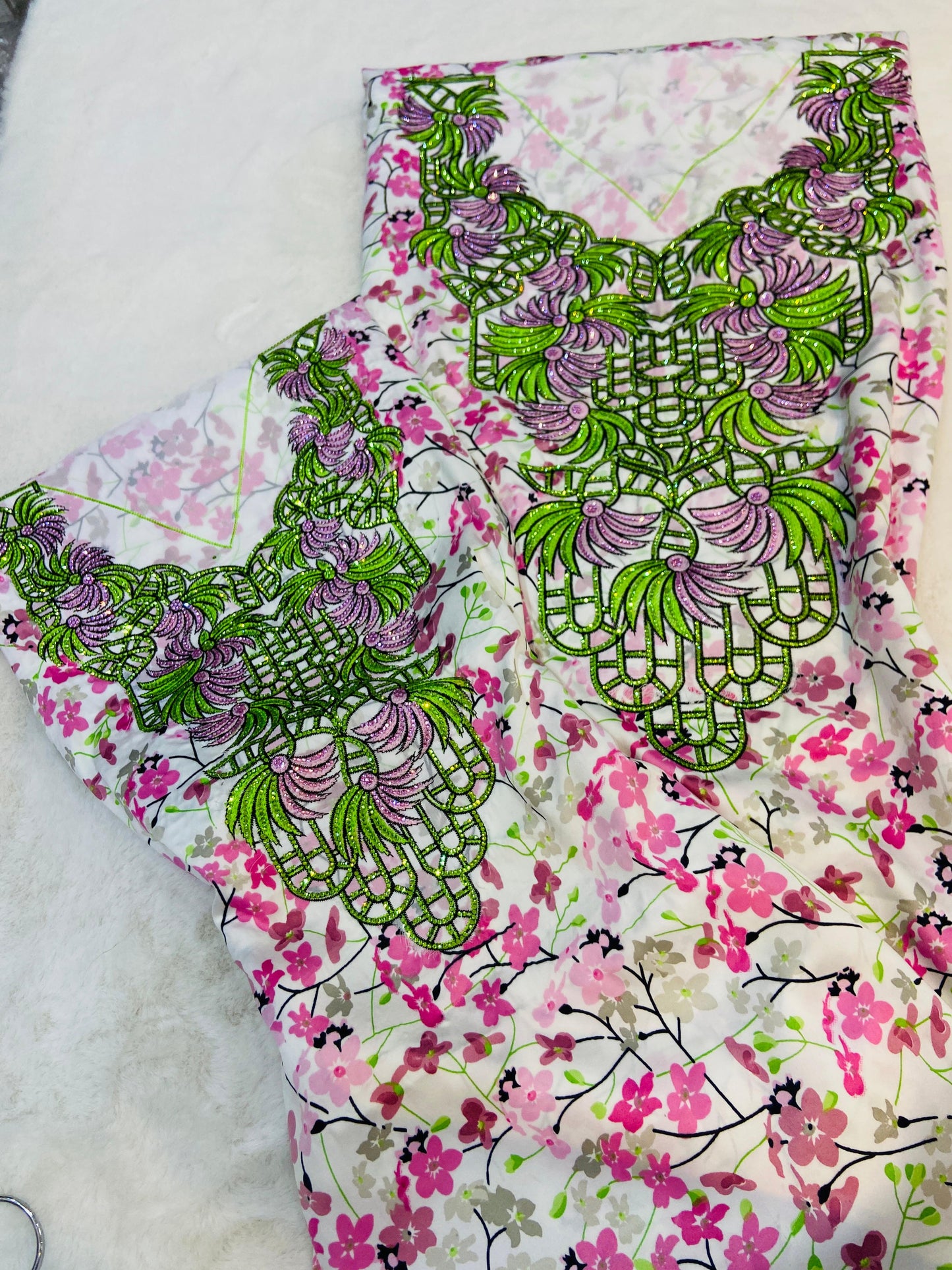 Shine with the new Umm Bint Indonesian silk set, an exclusive design that combines luxury and comfort.