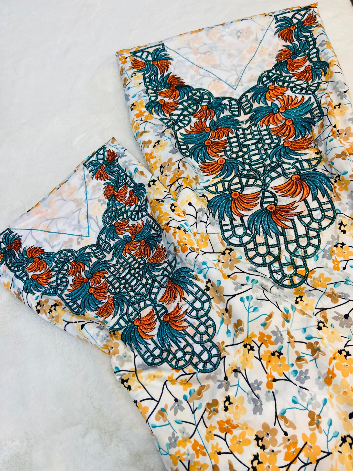 Shine with the new Umm Bint Indonesian silk set, an exclusive design that combines luxury and comfort.