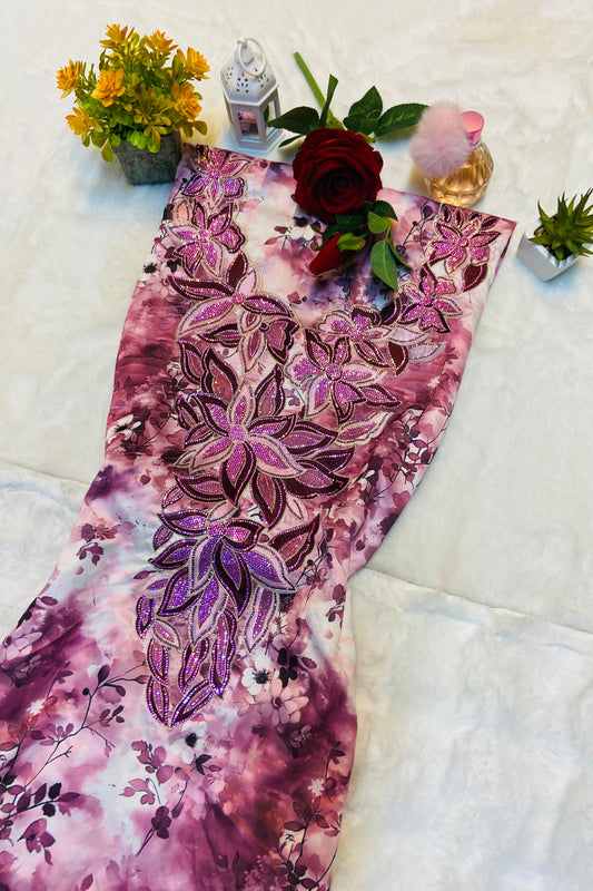 This digital silk features a new design embellished with six elegant metropolitan gems, giving it a luxurious and modern look