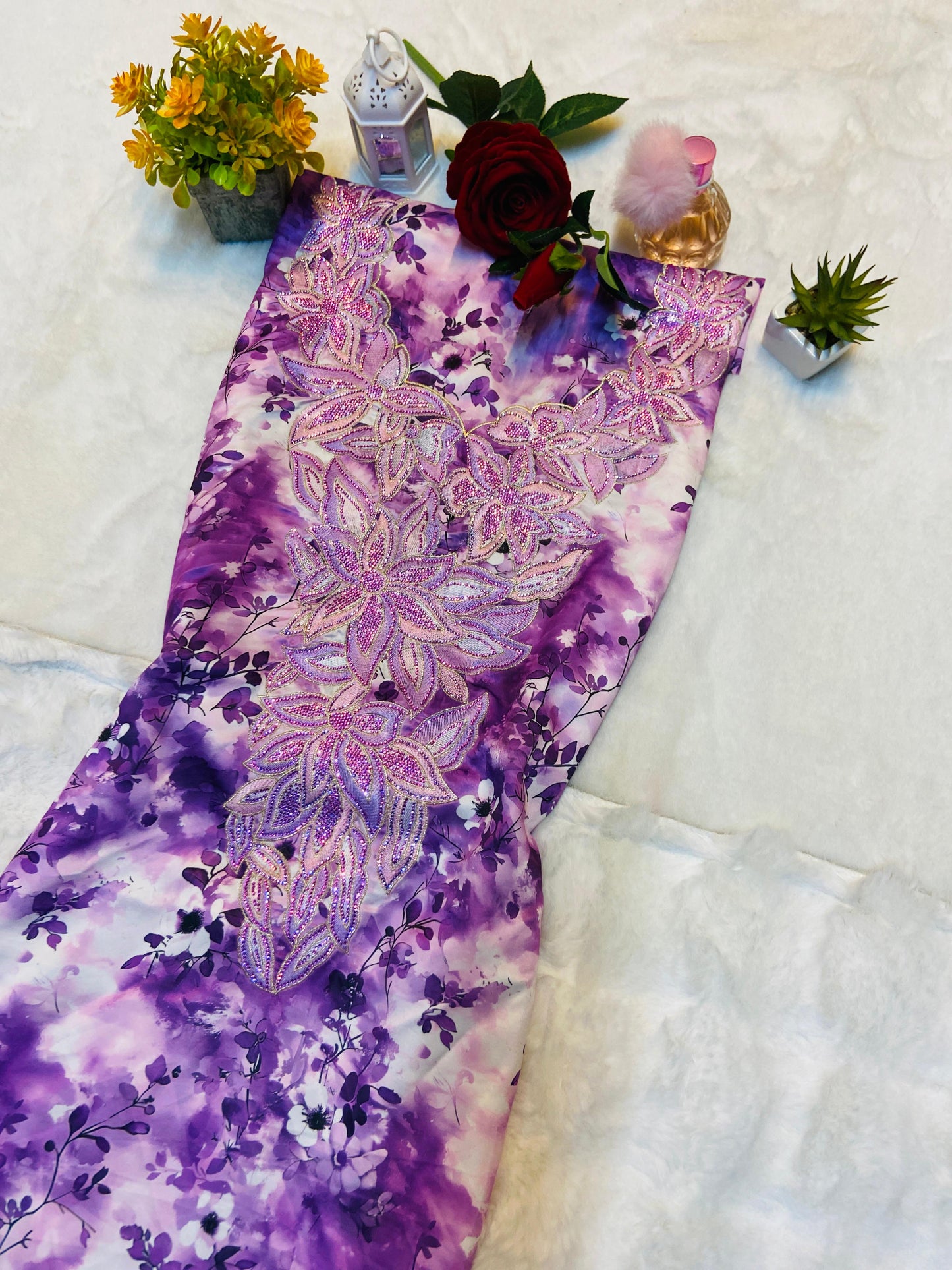 This digital silk features a new design embellished with six elegant metropolitan gems, giving it a luxurious and modern look