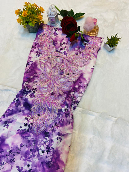 This digital silk features a new design embellished with six elegant metropolitan gems, giving it a luxurious and modern look