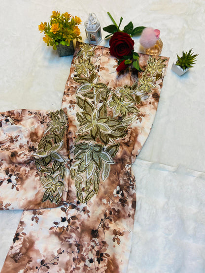 This digital silk features a new design embellished with six elegant metropolitan gems, giving it a luxurious and modern look