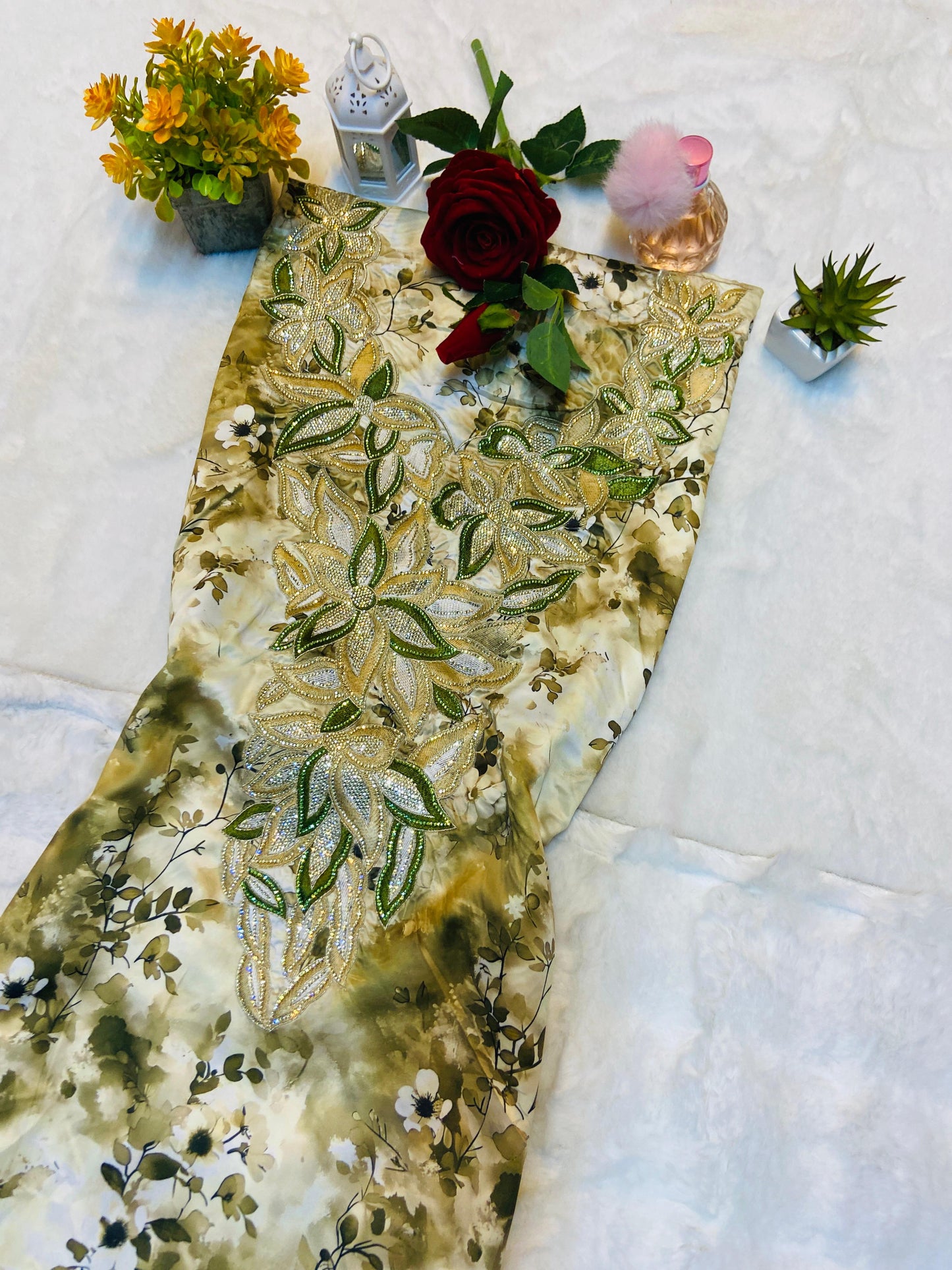 This digital silk features a new design embellished with six elegant metropolitan gems, giving it a luxurious and modern look