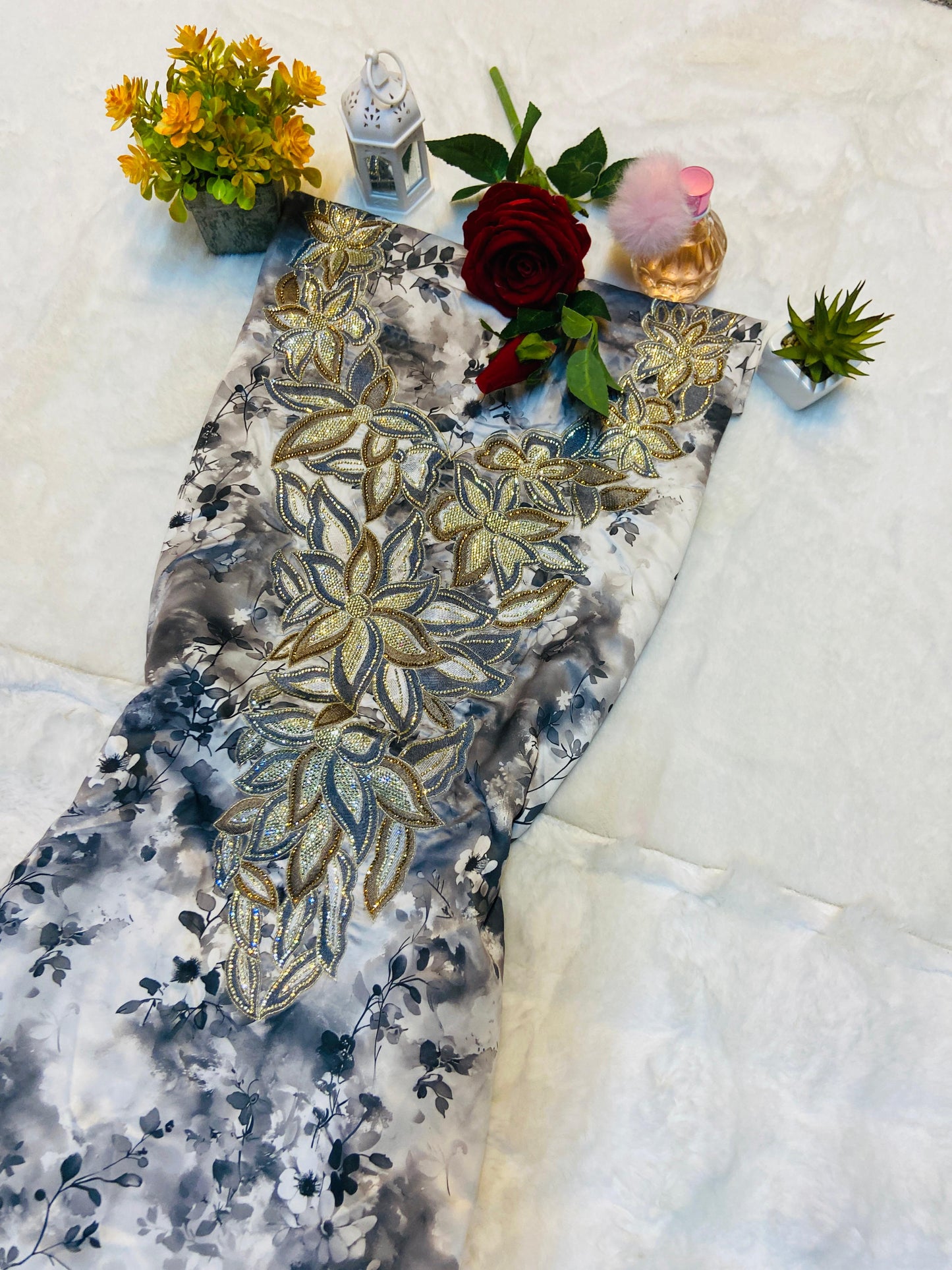 This digital silk features a new design embellished with six elegant metropolitan gems, giving it a luxurious and modern look