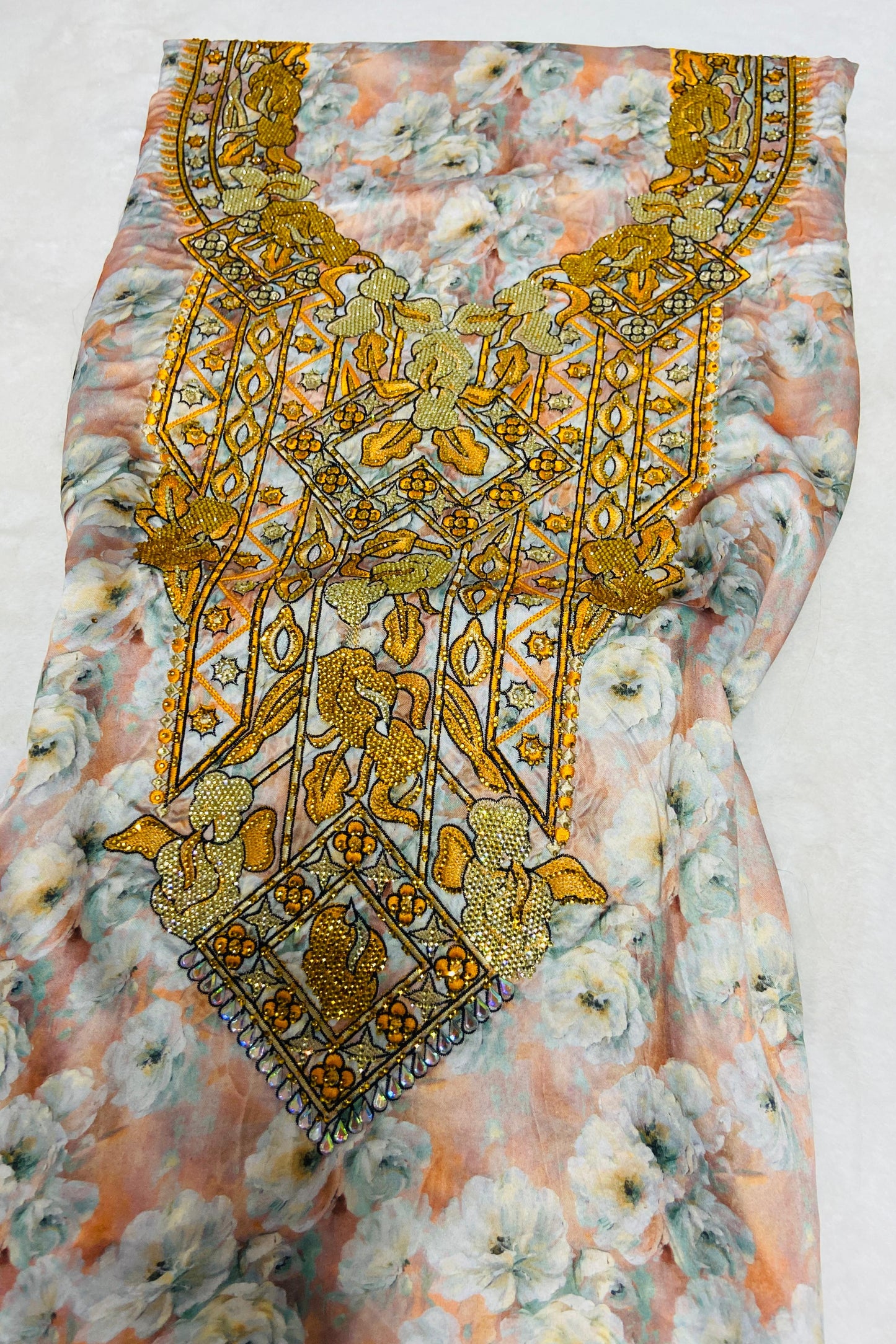 This new digital silk features an intricate design with six original scalloped bezels,
