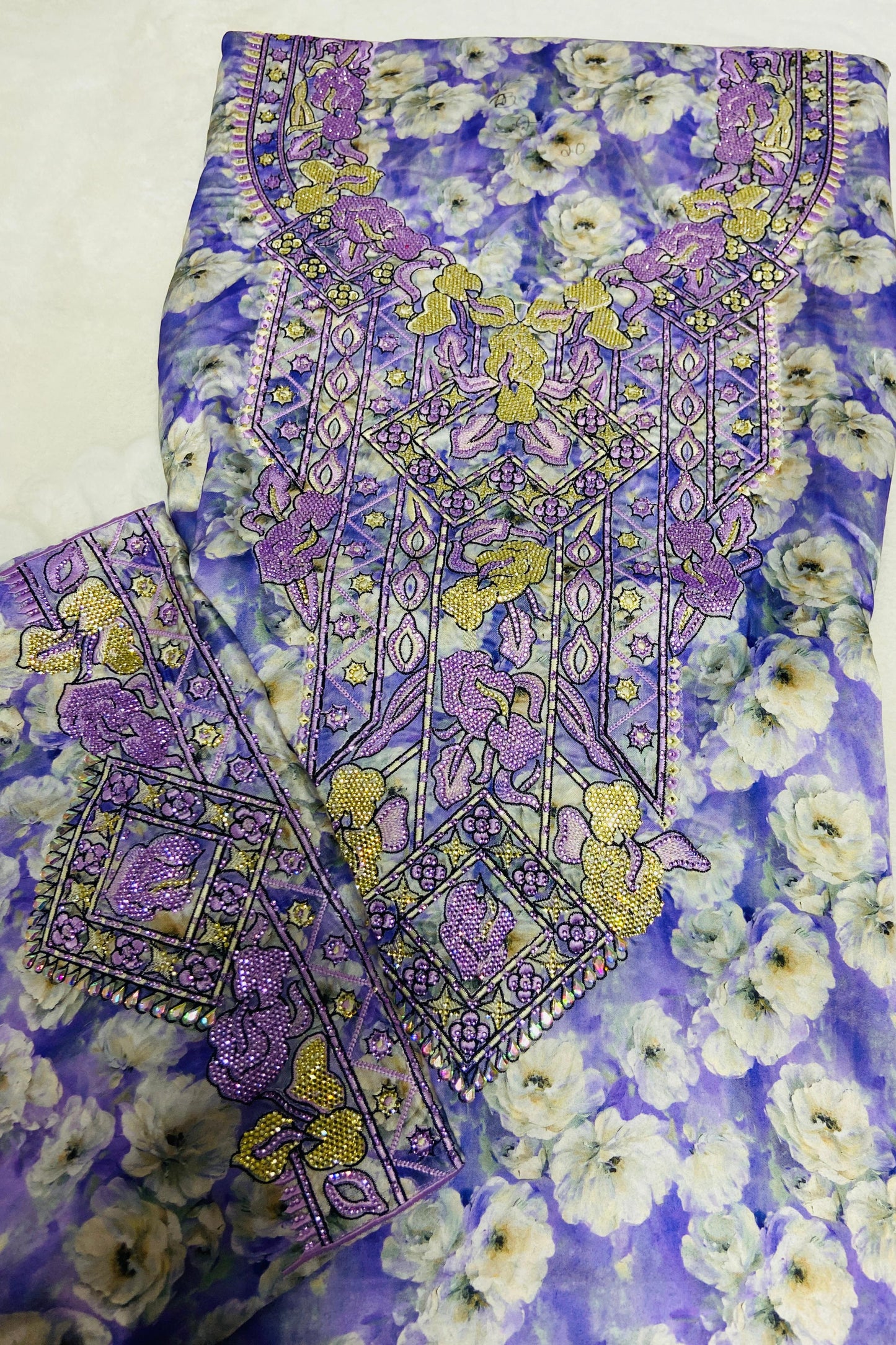 This new digital silk features an intricate design with six original scalloped bezels,