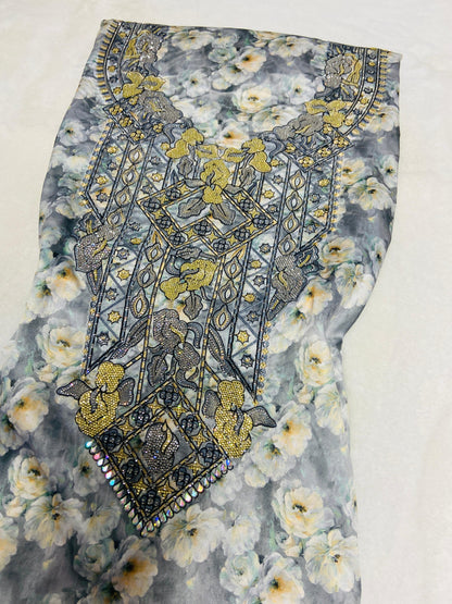 This new digital silk features an intricate design with six original scalloped bezels,