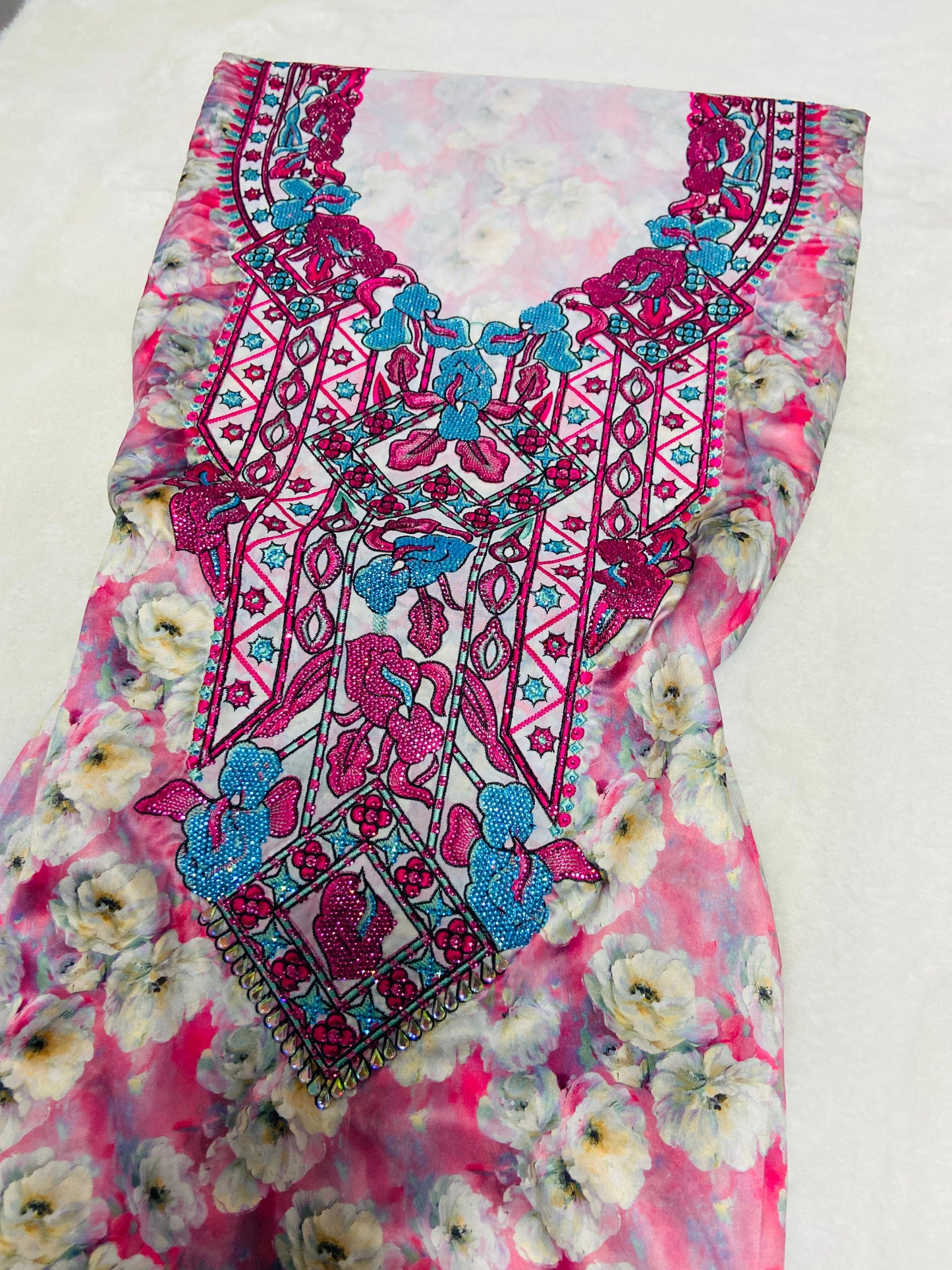 This new digital silk features an intricate design with six original scalloped bezels,