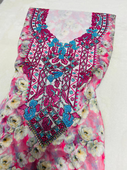 This new digital silk features an intricate design with six original scalloped bezels,