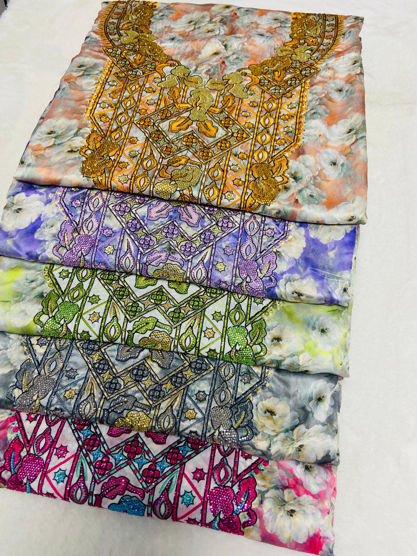 This new digital silk features an intricate design with six original scalloped bezels,