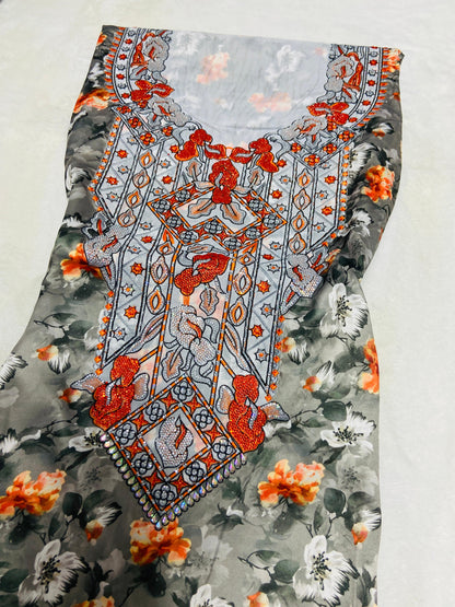 This new digital silk features an intricate design with six original scalloped bezels