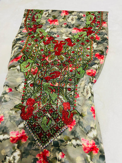 This new digital silk features an intricate design with six original scalloped bezels