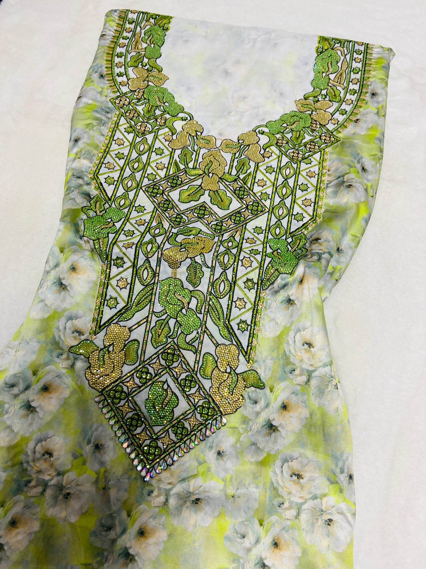 This new digital silk features an intricate design with six original scalloped bezels,
